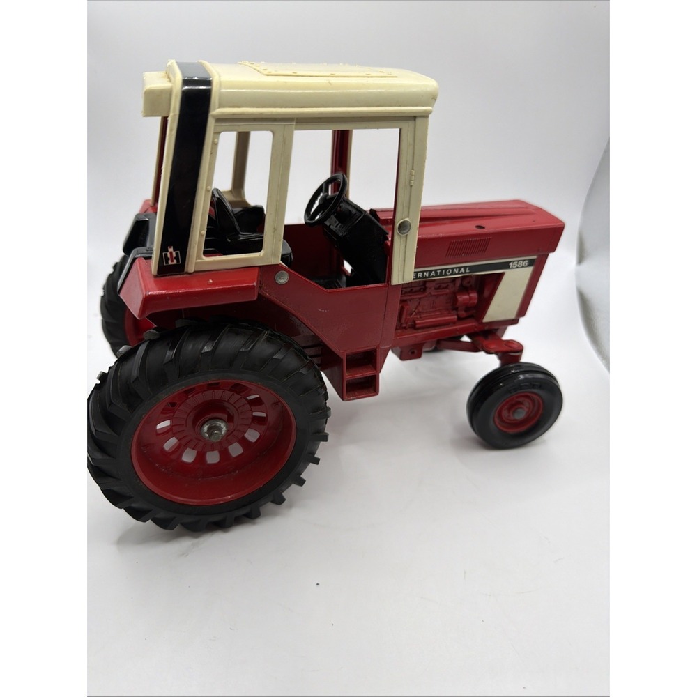 Vintage 1/16 Ertl International harvester 1586‎ diecast w/frontend tractor.